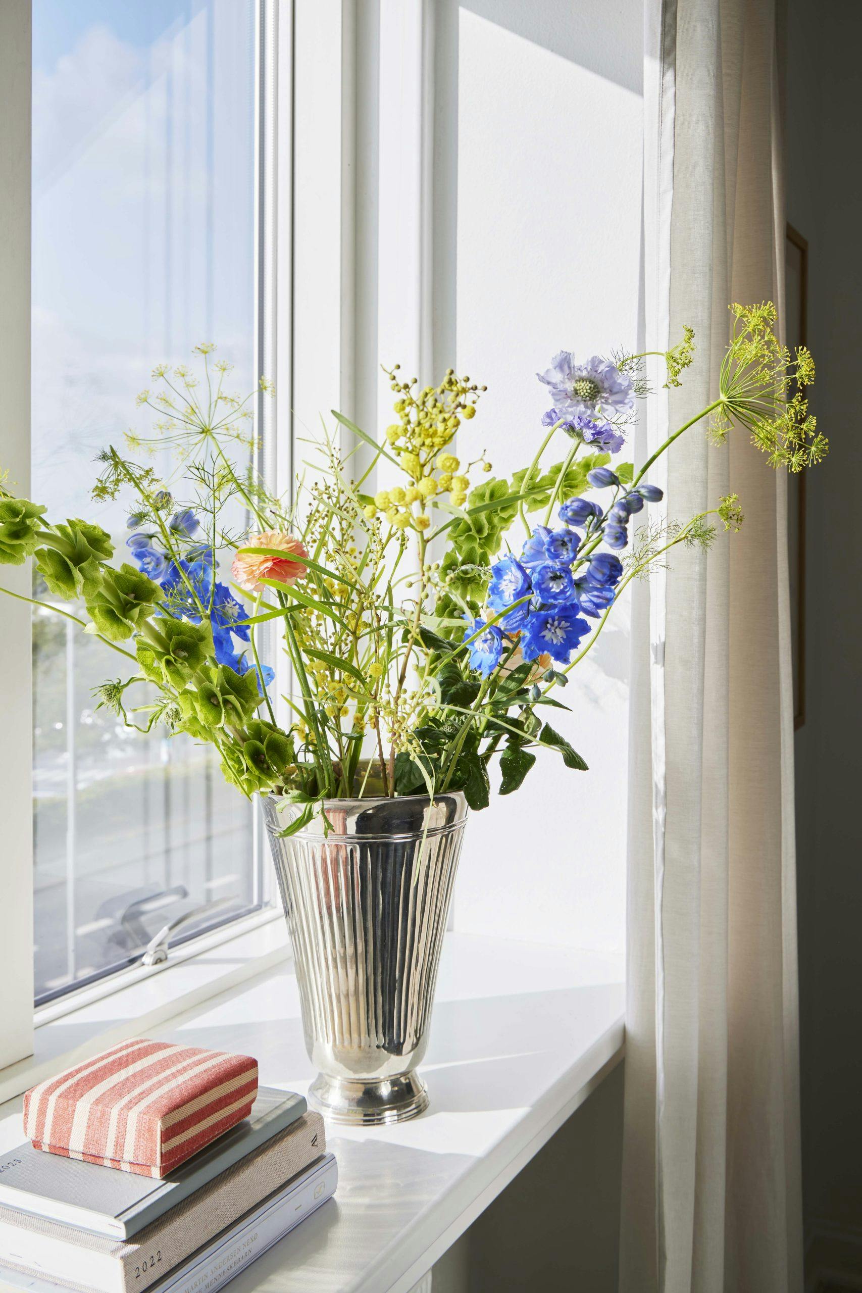 LoneDecouverte240517 Blomster i sølv vase